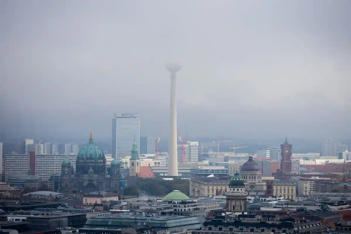 Погода в Берлине:Берлинская телебашня исчезает в низко нависших облаках.