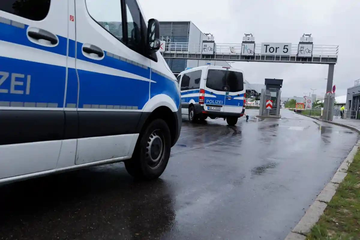Полицейская операция:В день преступления полицейские машины припаркованы у завода Mercedes в Зиндельфингене, где произошла стрельба.