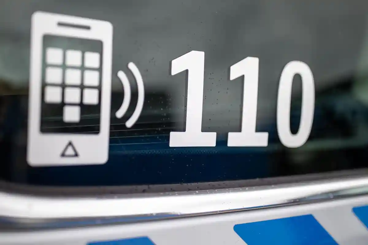 Полицейский вызов 110:На лобовом стекле полицейского автомобиля написан номер службы экстренной помощи 110.