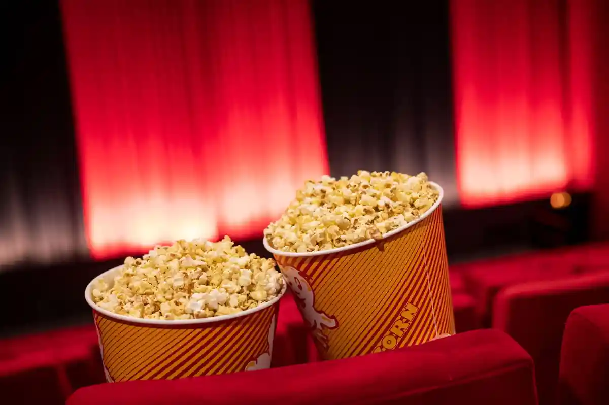 Попкорн:В частности, фильмы "Барби" и "Оппенгеймер" привлекли летом в кинотеатры большое количество зрителей.