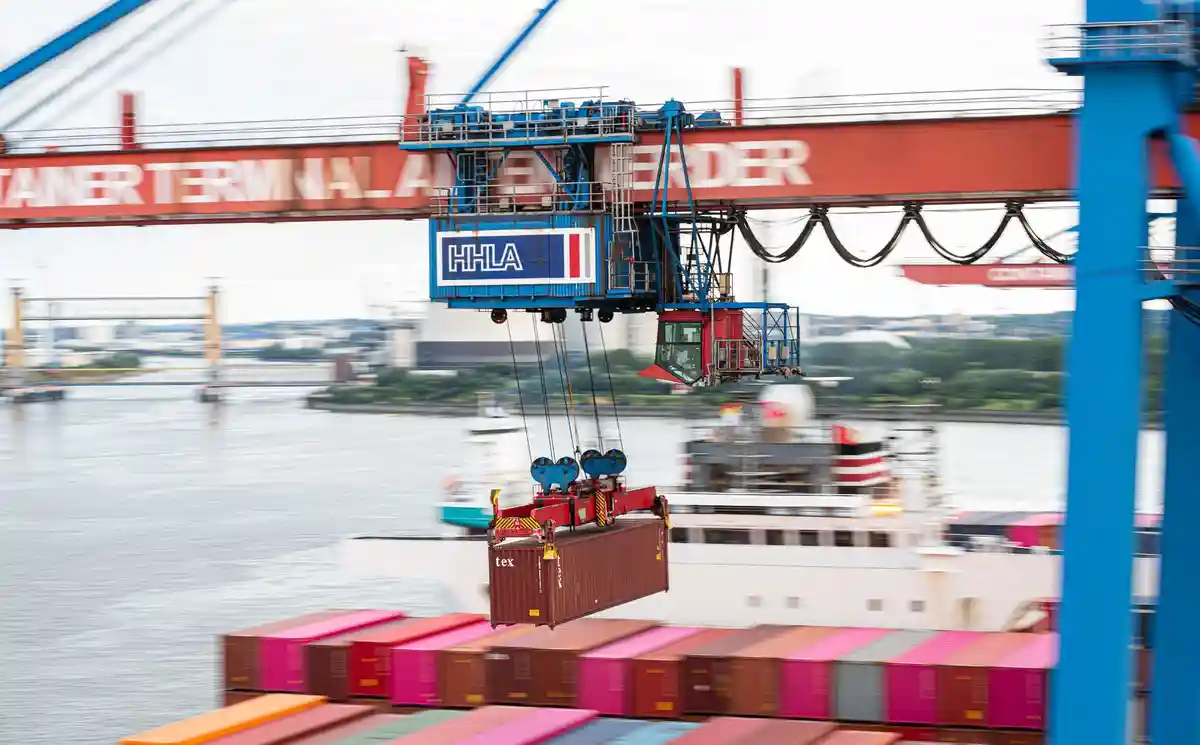 Порт Гамбург и логистика:Погрузка контейнера на судно на контейнерном терминале Altenwerder в порту Гамбурга.