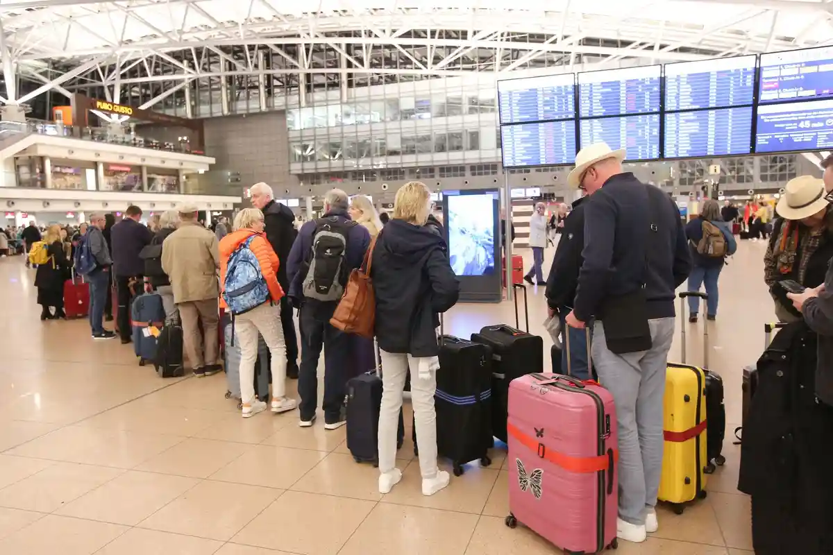 После прекращения захвата заложников:Путешественники стоят в очереди в терминале 1 аэропорта Гамбурга.