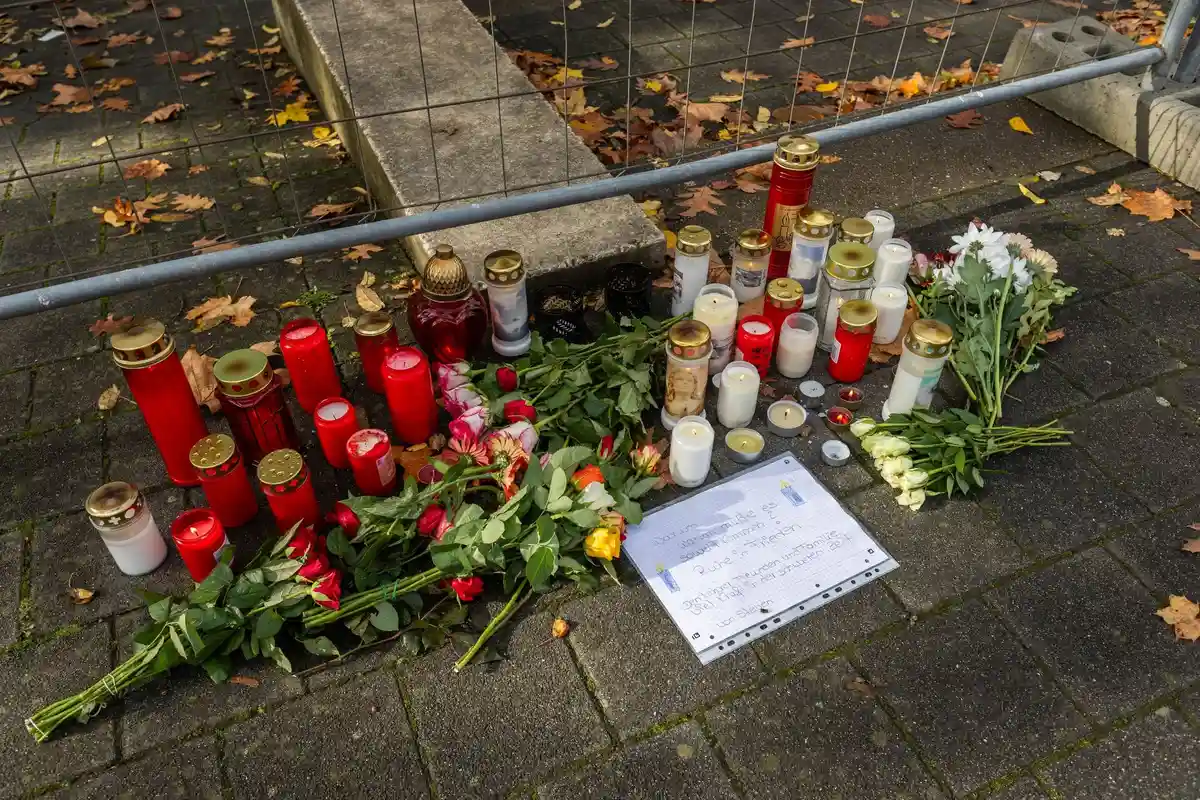 После смертельного расстрела подростка в школе:Цветы и свечи лежат перед зданием школы Вальдбаха.