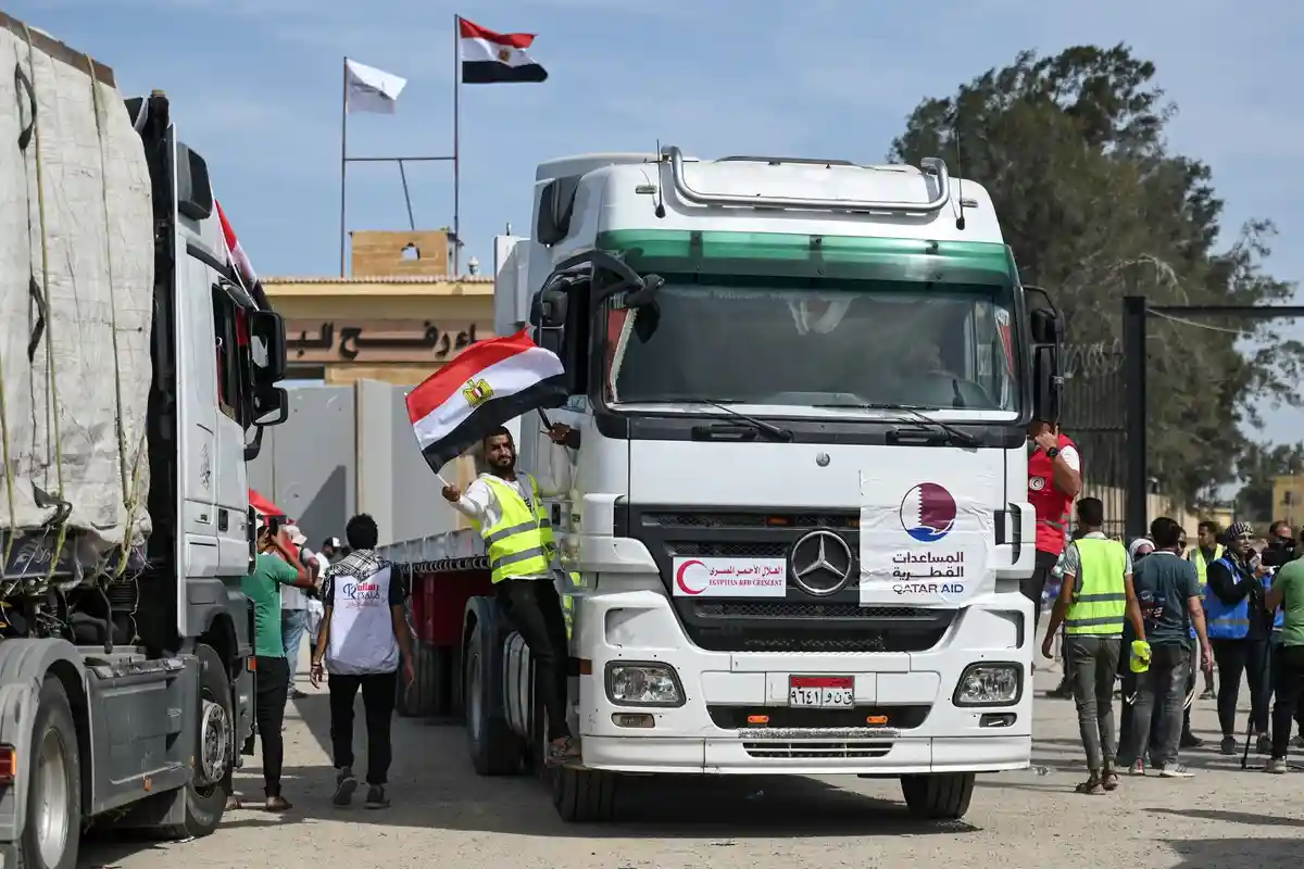 Поставки помощи:Грузовик с гуманитарным грузом на пограничном переходе Рафах. Впервые в сектор Газа въехала также автоцистерна с топливом. (символическое изображение)