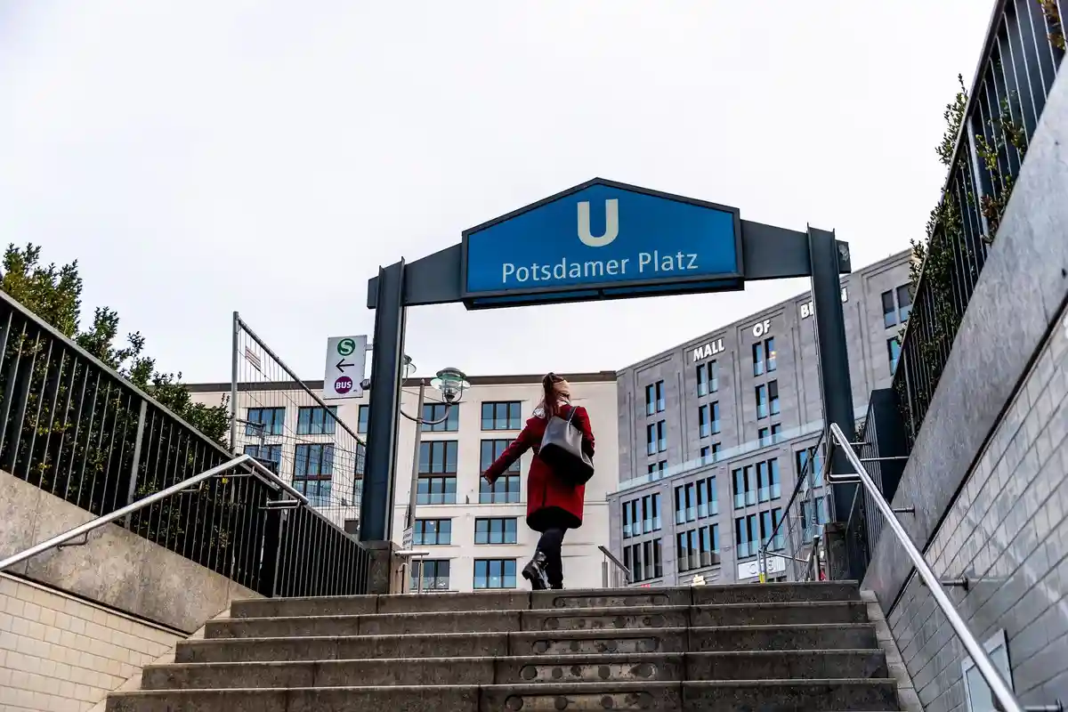Потсдамская площадь:Женщина выходит из станции метро "Потсдамская площадь".