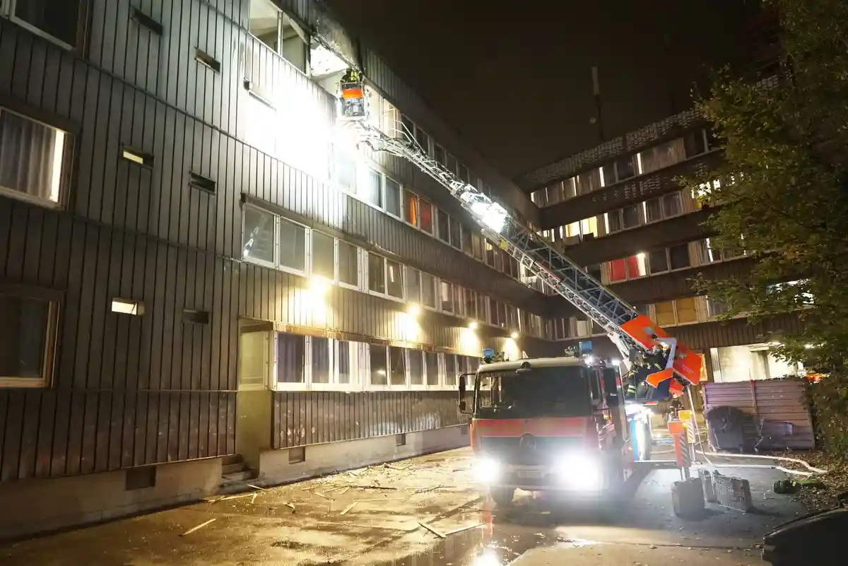 Пожар в жилом помещении для беженцев в Гамбурге:Пожарные тушат пожар в жилых помещениях для беженцев.