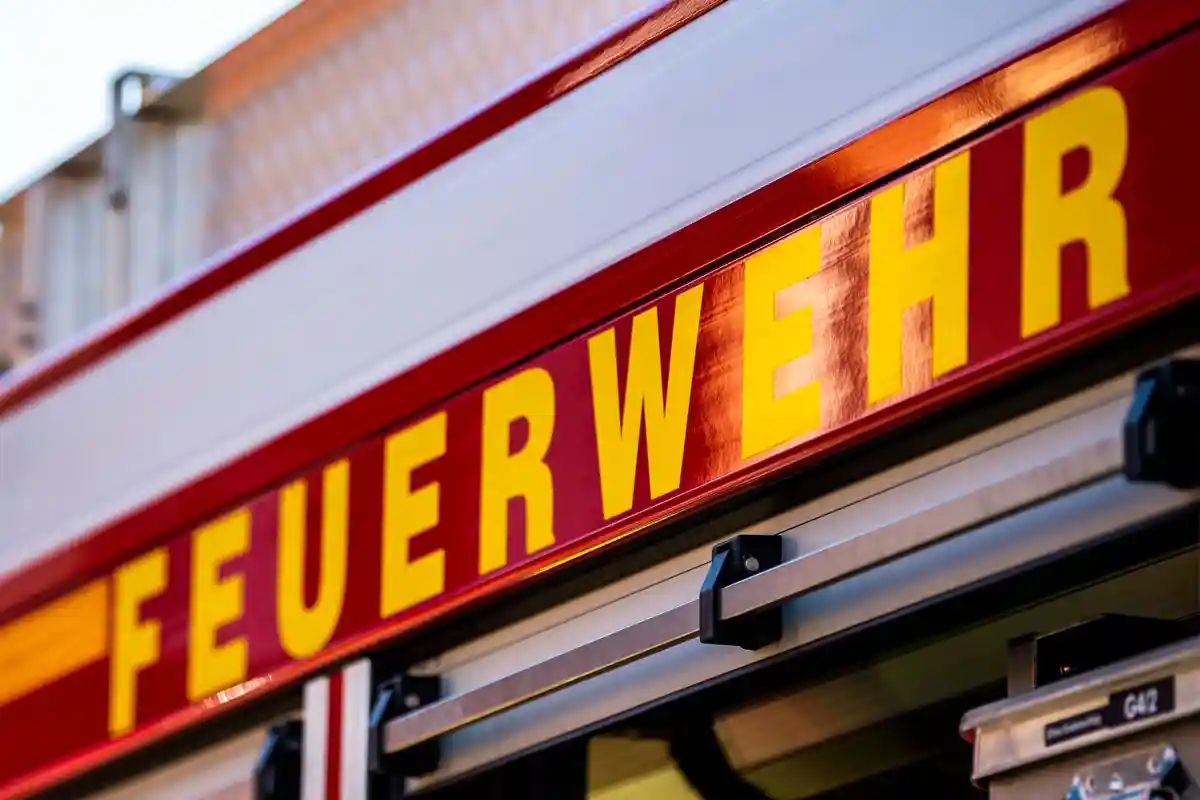 Пожарная охрана:На аварийном автомобиле желтого цвета можно прочитать надпись "Feuerwehr" (пожарная команда).