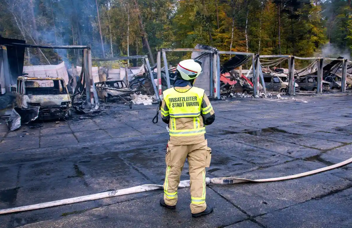 Пожарные машины уничтожены огнем:Пожарные тушат последние языки пламени после пожара на территории пожарной части в Варине.
