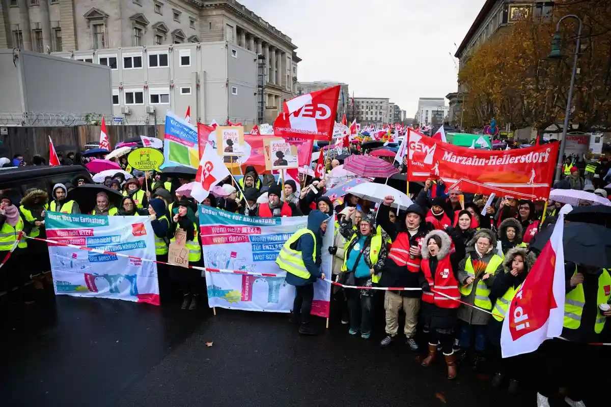Предупредительная забастовка в детских садах и образовательных учреждениях:Профсоюзные активисты и работники социальных и образовательных служб проводят демонстрацию перед зданием Палаты представителей в Берлине.