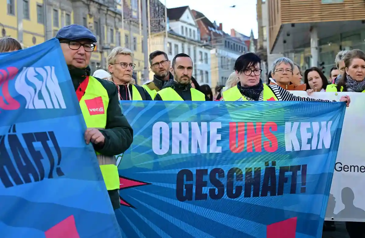 Предупредительная забастовка в Тюрингии:Сотрудники различных розничных компаний провели 10 ноября демонстрацию в Эрфурте.