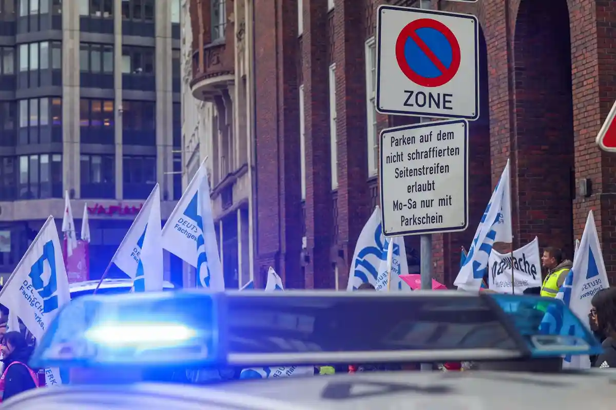 Предупредительные удары в Гамбурге:Полицейский автомобиль перекрывает дорогу во время предупредительной забастовки перед зданием налоговых органов в Гамбурге.