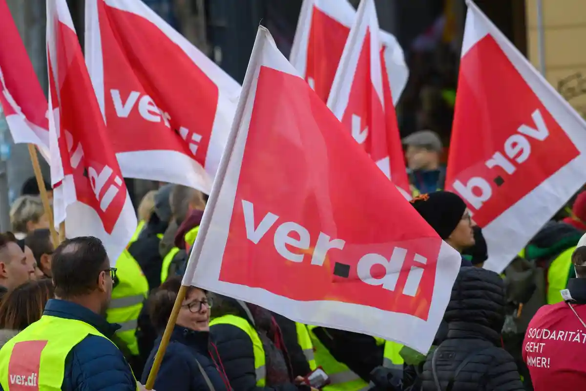 Предупредительные забастовки в государственном секторе:Забастовщики стоят с флагами Verdi перед штаб-квартирой профсоюза в Магдебурге.