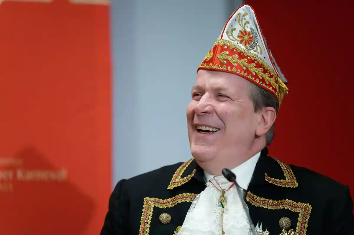 Президент Carnival Кристоф Кукелькорн:Кристоф Куккелькорн, президент Комитета кельнского карнавала, смеется.