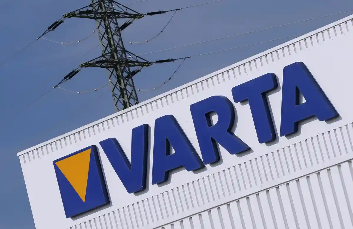 Производитель аккумуляторов Varta:Вид на логотип компании и надпись "Varta" на здании компании в Нёрдлингене.