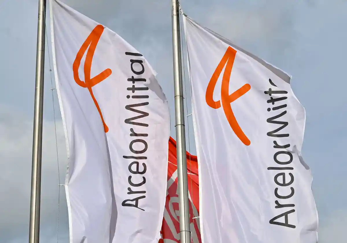 Производитель стали ArcelorMittal:Флаги производителя стали ArcelorMittal развеваются на ветру.