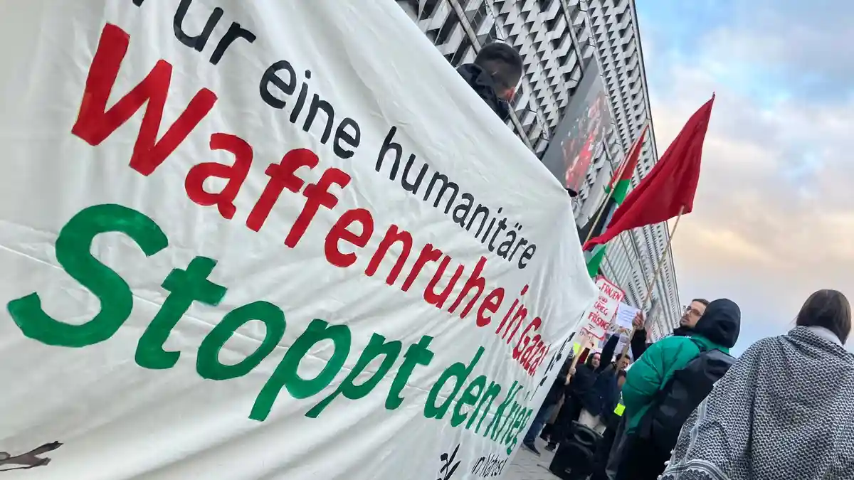 Пропалестинская демонстрация в Магдебурге:Пропалестинские демонстранты прошли по центру Магдебурга с плакатом против войны в Газе.