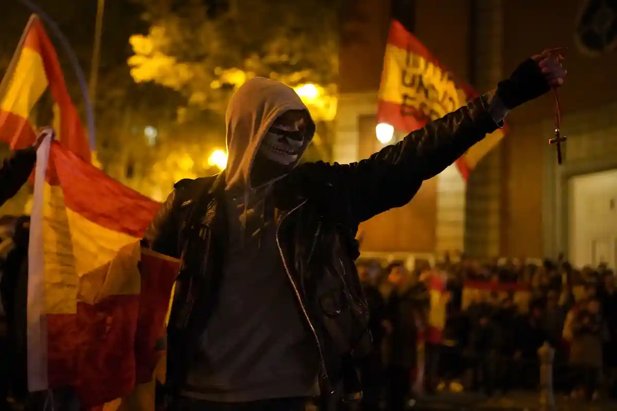 Протест в Испании:Демонстранты протестуют против планируемой амнистии для всех "каталонцев", преследуемых судебными органами в период с 2012 по 2023 год, у штаб-квартиры Социалистической партии в Мадриде.