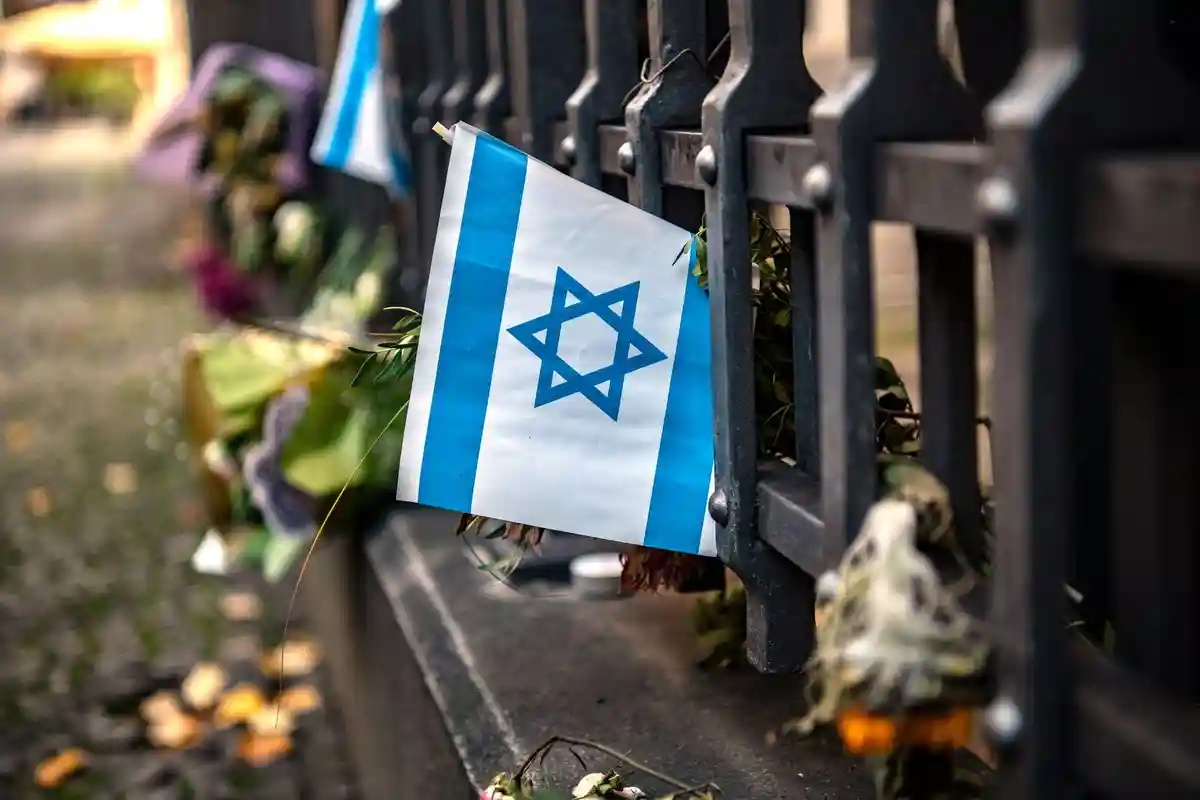 Против антисемитизма:На заборе перед Новой синагогой в Берлине виден израильский флаг.