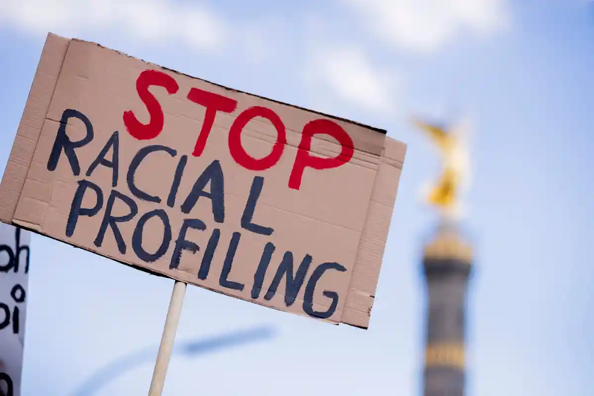 Расовое профилирование:Надпись "Остановить расовое профилирование" написана на плакате на демонстрации под девизом "У Германии есть #расистскаяпроблема - выходные против полицейского насилия".