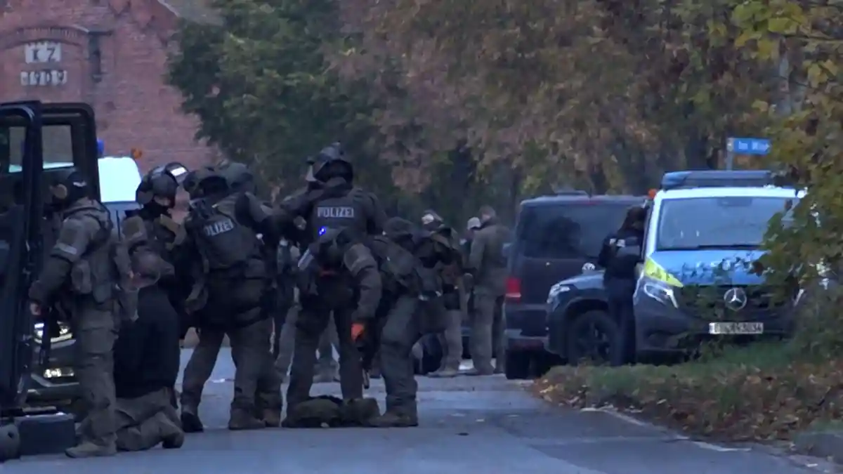 Развертывание SEK в Гавельланде:Оперативная группа полиции готовится к операции.