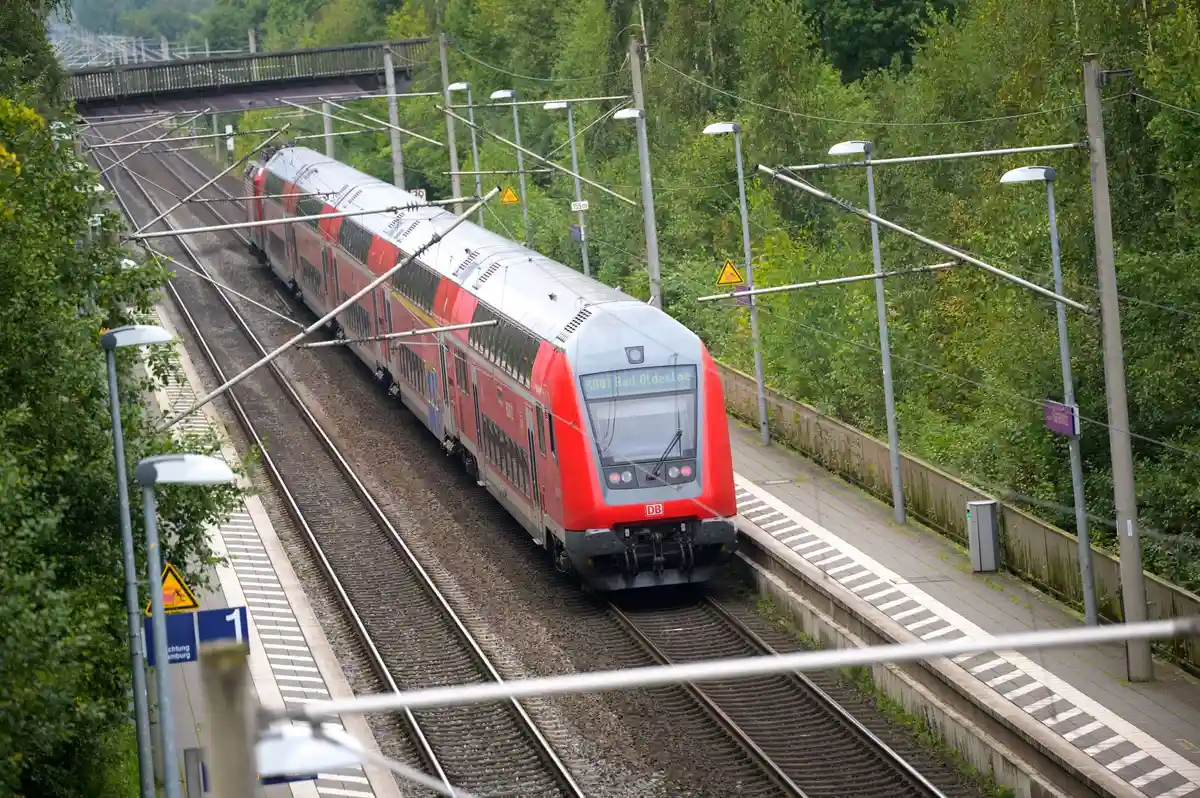 Региональная железная дорога:Региональный поезд Deutsche Bahn проходит через железнодорожную станцию.