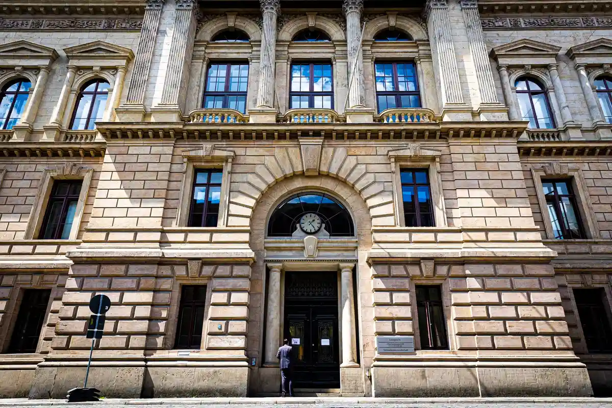 Региональный суд Брауншвейга:Вид на главный вход в здание окружного суда Брауншвейга.
