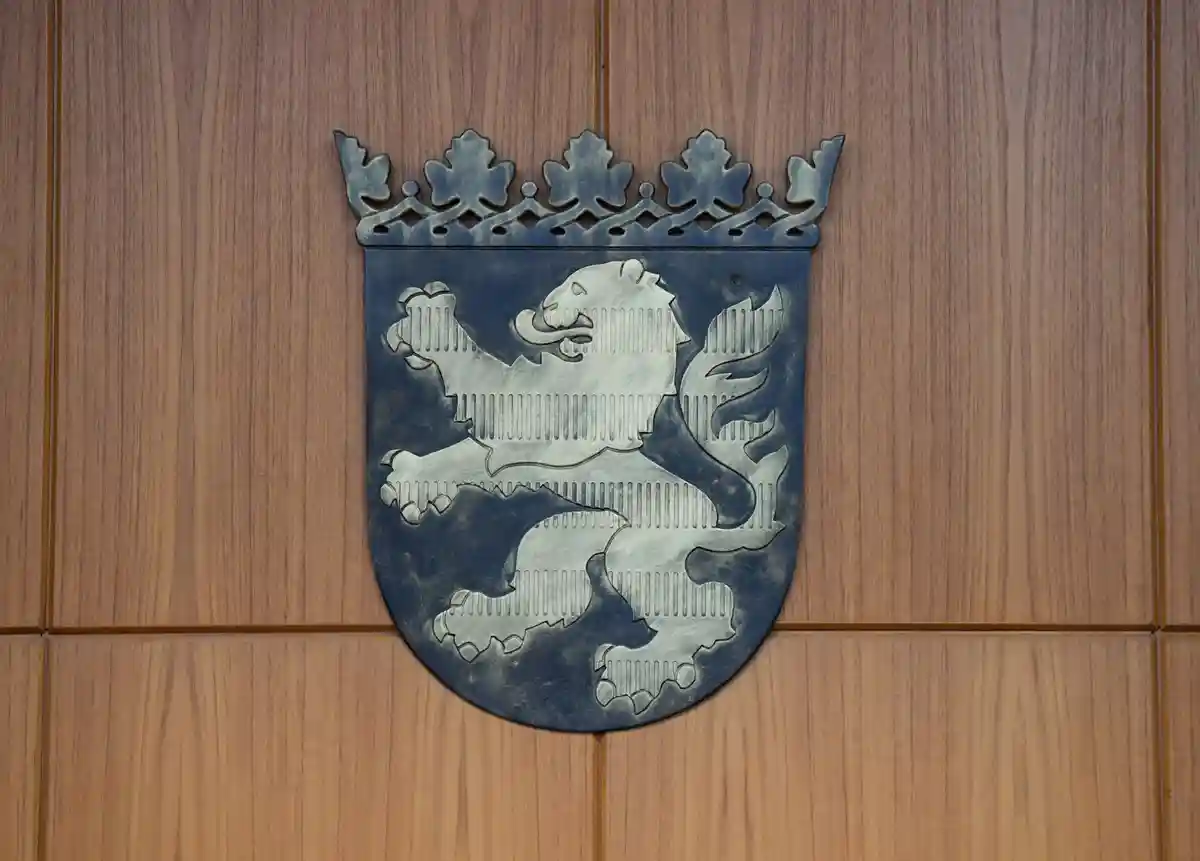 Региональный суд Франкфурта-на-Майне:В зале заседаний Франкфуртского регионального суда на стене висит герб с гессенским львом.