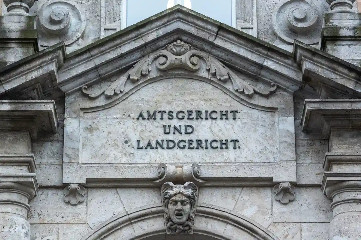 Региональный суд Регенсбурга:"Местный суд и окружной суд" написано на здании суда в Регенсбурге.