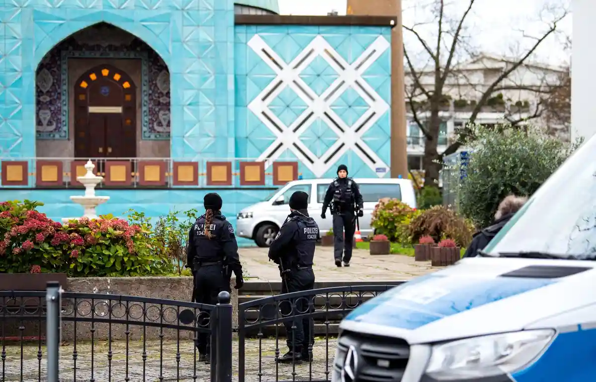 Рейд в Гамбурге:Сотрудники полиции стоят перед мечетью Имама Али (Голубая мечеть) на Внешнем Альстере.
