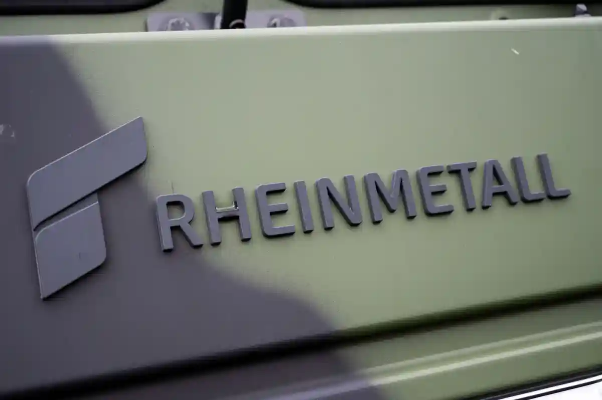 Rheinmetall:Эмблема "Rheinmetall" нанесена на транспортную машину бундесвера.