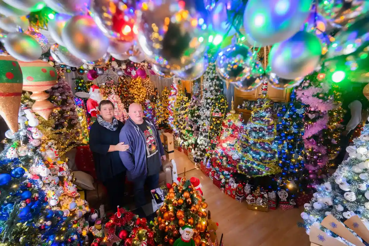 Рождественские украшения в Ринтельне:Сюзанна и Томас Джеромин стоят среди рождественских елок в гостиной своего дома.