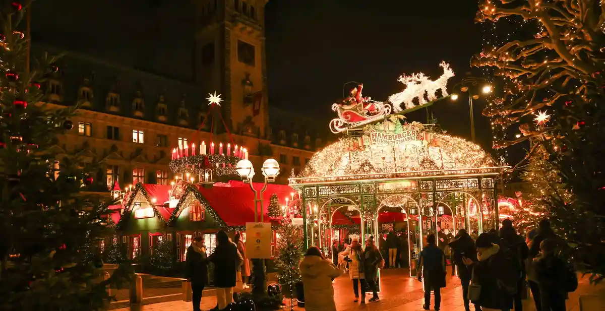 Рождественский рынок у ратуши в Гамбурге:Вид на вход в исторический рождественский рынок на Ратхаусмаркт.
