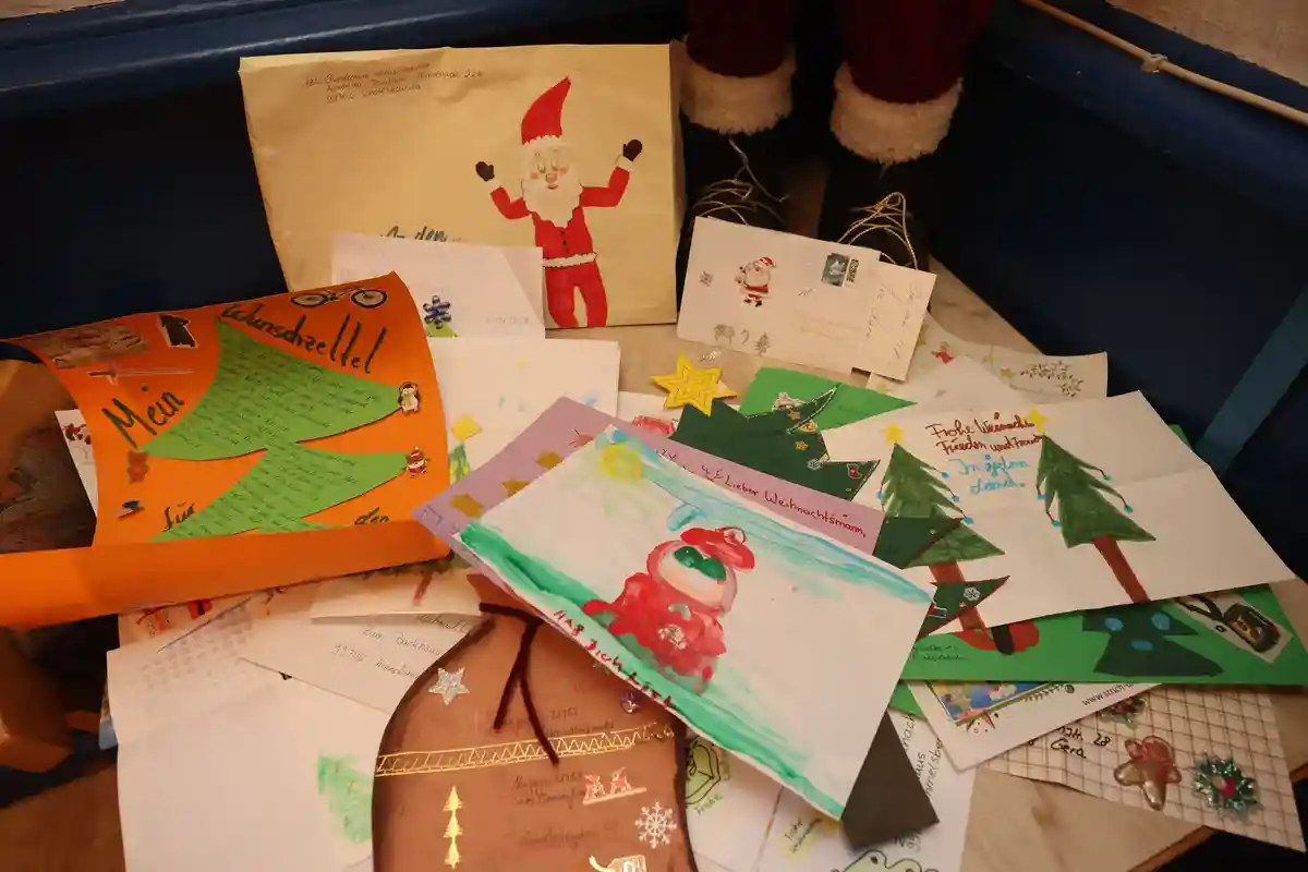 Рождественское почтовое отделение Химмельсберг:Письма Деду Морозу лежат на столе в рождественском почтовом отделении в Химмельсберге, районе Зондерсхаузена.