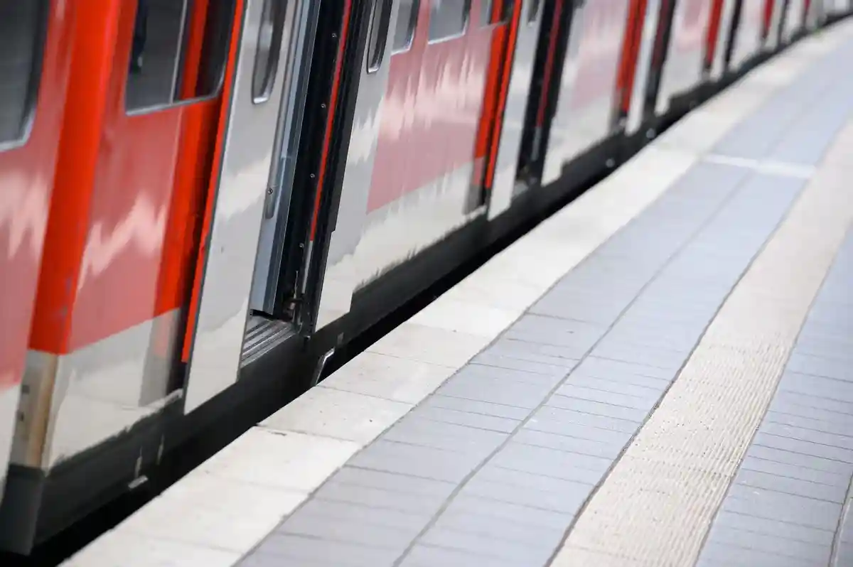 S-Bahn:Пригородный поезд стоит на платформе с открытыми дверями.
