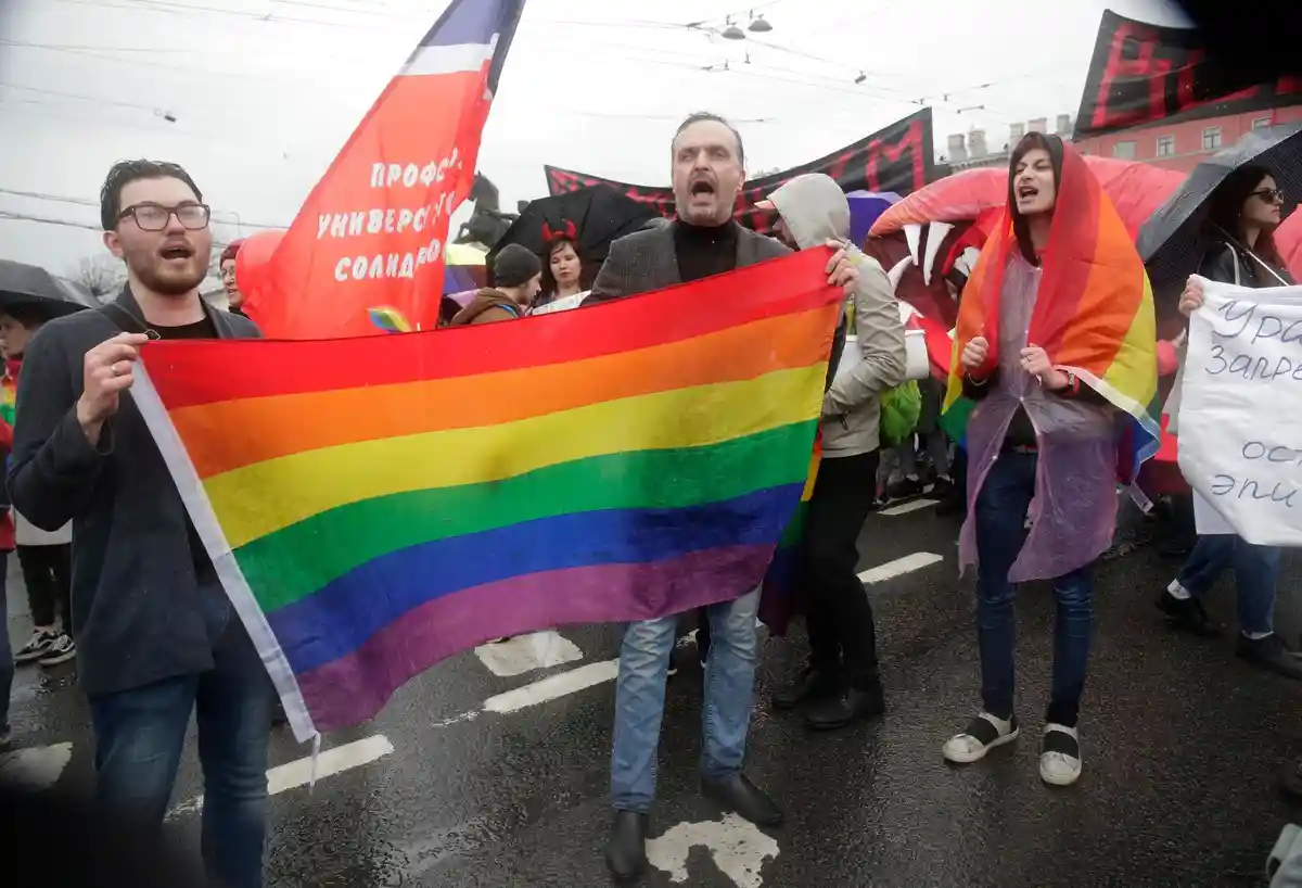 Санкт-Петербург:Независимые российские СМИ отмечают, что судьи даже не уточнили, кого именно они считают частью "ЛГБТ-движения".