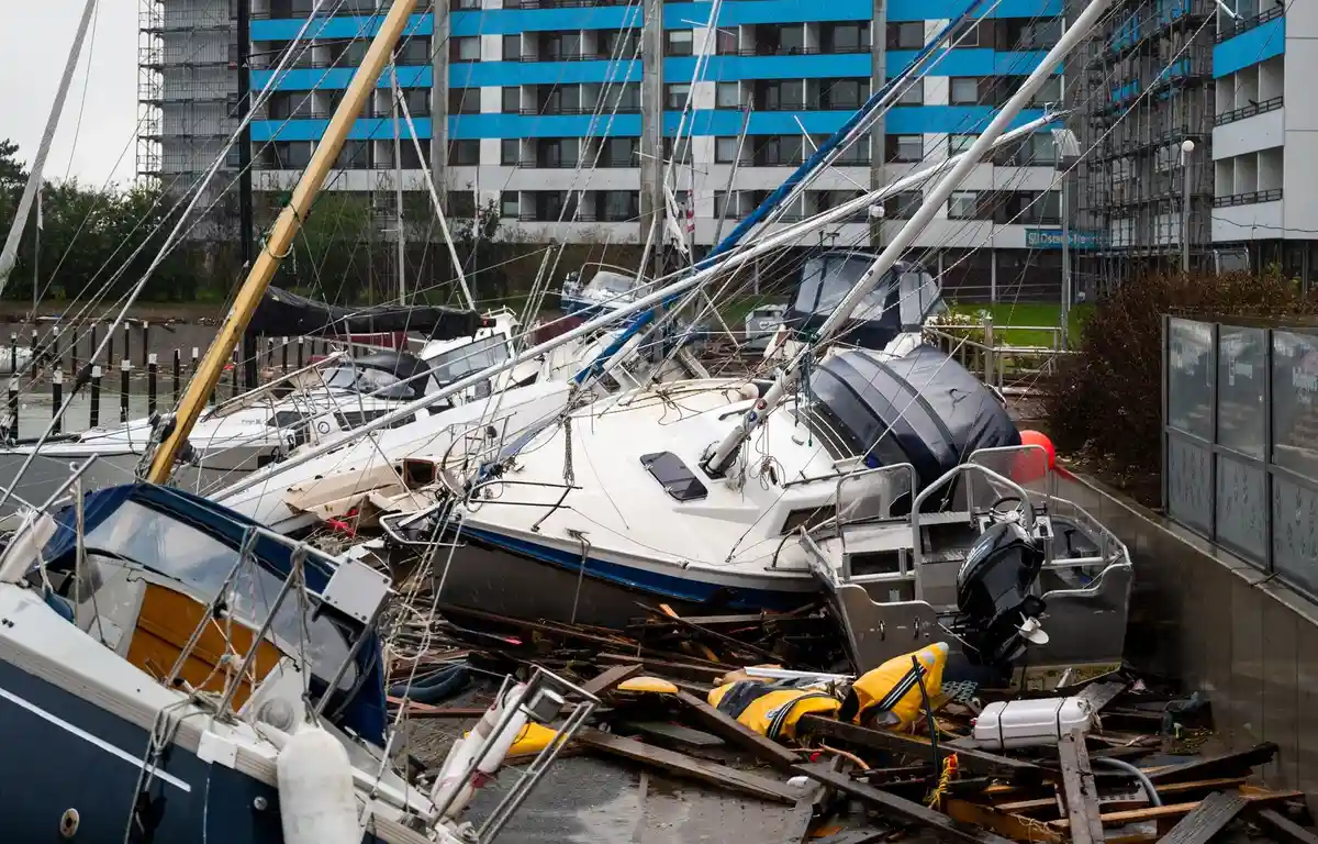 СДПГ призывает оказать экстренную помощь пострадавшим от штормового нагона в размере 5000 евро:Поврежденные суда лежат на причале в гавани после штормового нагона.