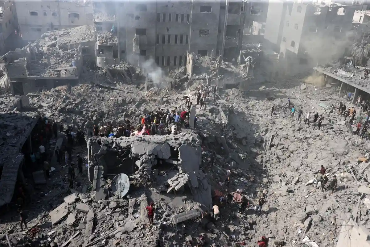 Сектор Газа:Палестинцы ищут выживших среди обломков разрушенного здания в Бурейдже.