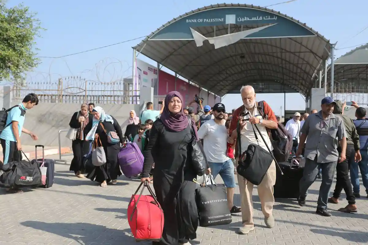 Сектор Газа:Сотни иностранцев, включая немцев и палестинцев, имеющих второй паспорт, покидают прибрежную полосу, блокированную Израилем.