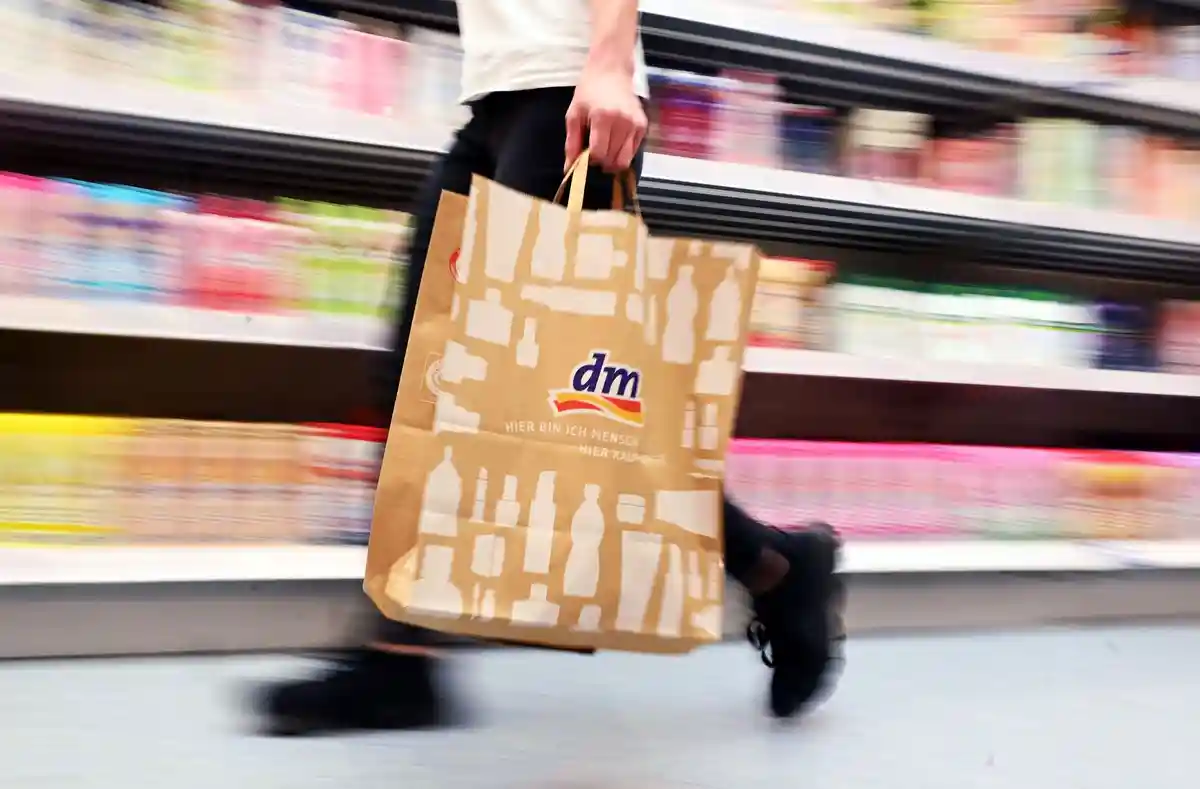 Сеть аптек dm:В филиал аптечной сети dm заходит мужчина с бумажным пакетом.