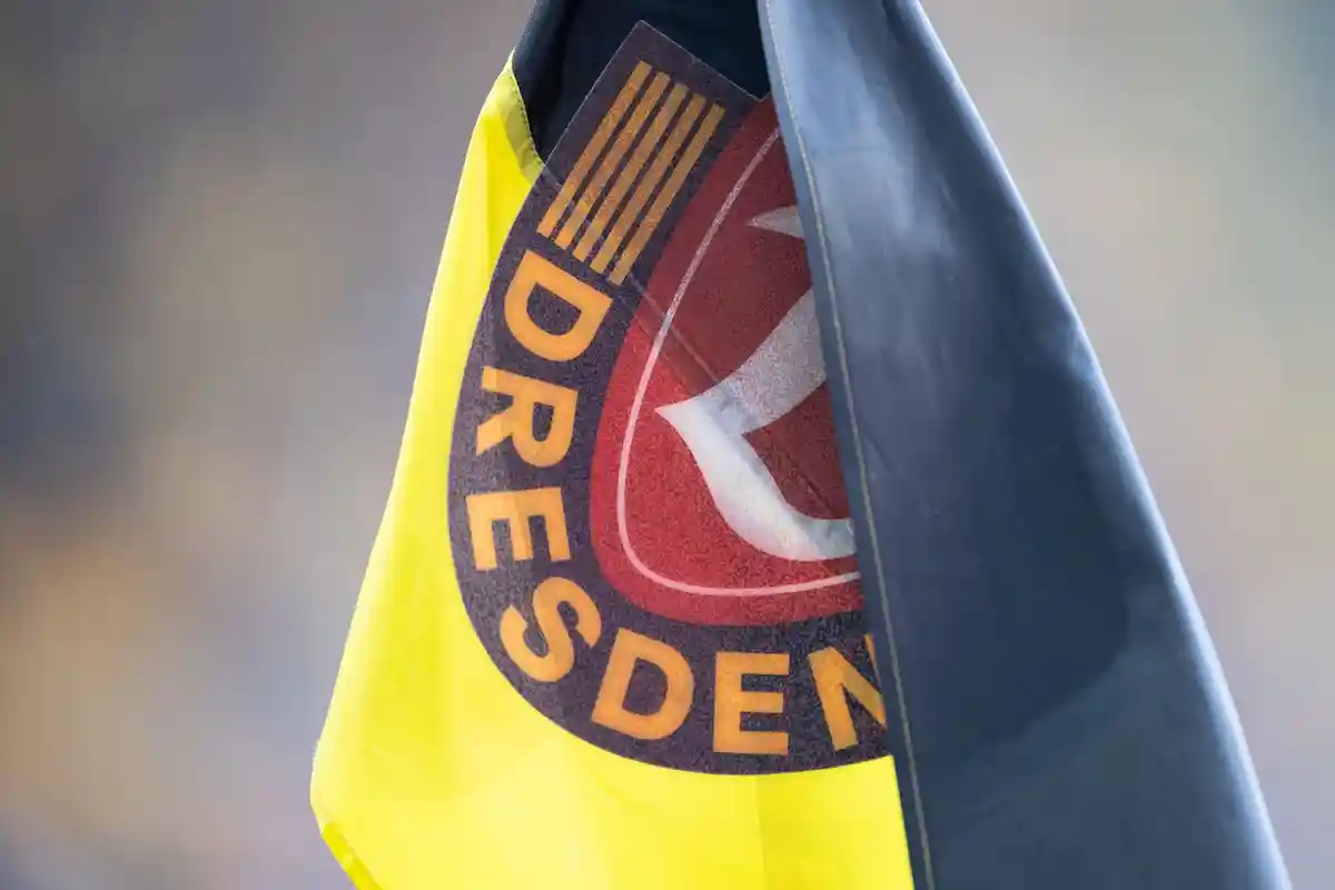 СГ Динамо Дрезден:Угловой флаг с логотипом "Динамо" развевается на ветру.
