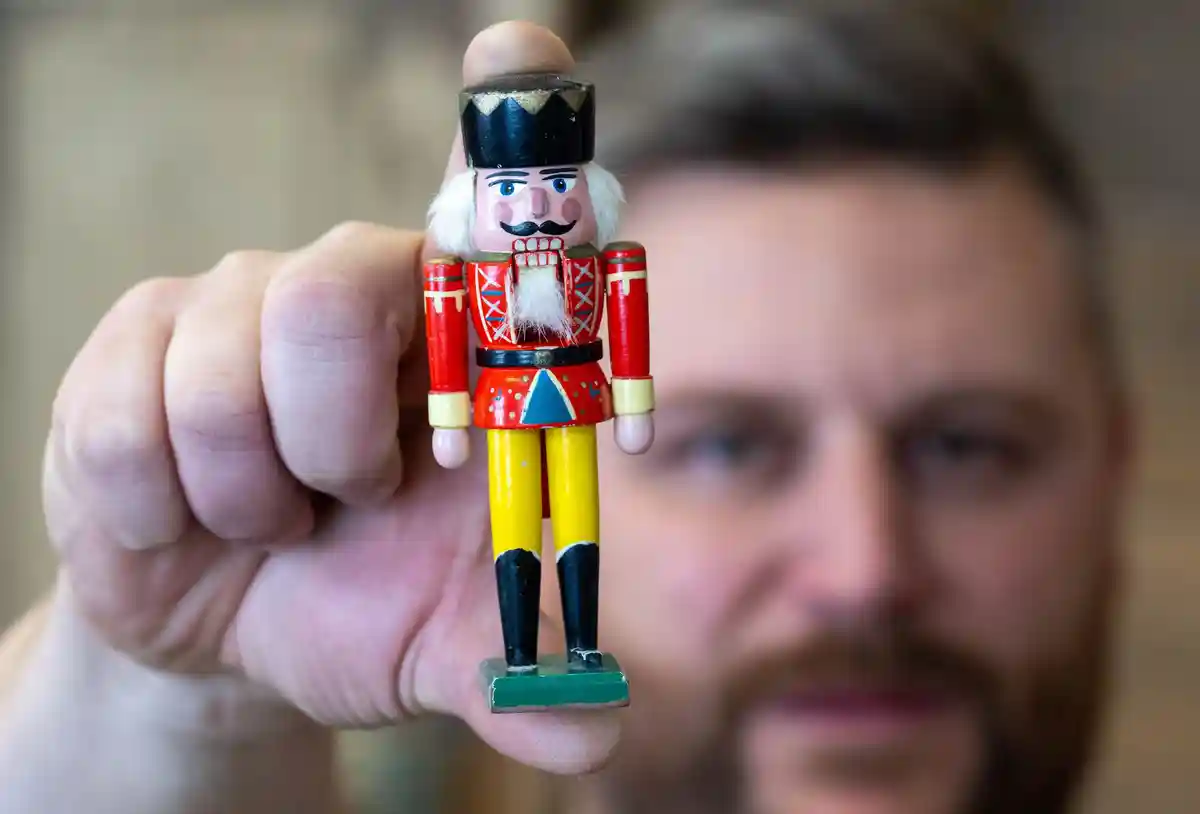 Щелкунчик Вильгельм вернулся после полета в космос:Мастер по изготовлению деревянных игрушек Маркус Фюхтнер держит в руках мини-щелкунчика Вильгельма в своей мастерской в Зайффене.