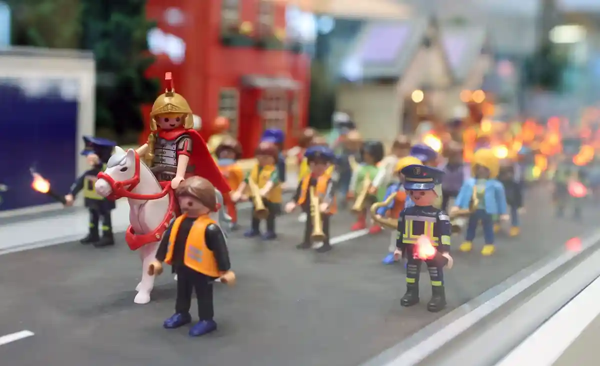 Шествие Святого Мартина из Playmobil в парламенте штата:Шествие на праздник Святого Мартина из фигурок Playmobil.