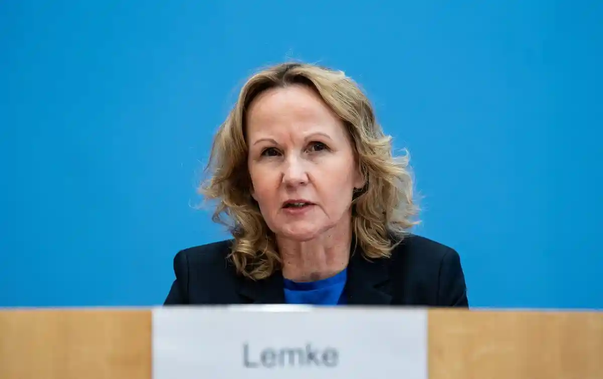 Штеффи Лемке:Штеффи Лемке (Альянс 90/"Зеленые"), федеральный министр по охране окружающей среды.