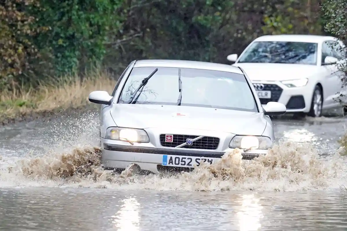 Шторм низкий:Автомобили проезжают через высокую воду в районе залива Уитли на северо-восточном побережье Англии. Приближающаяся штормовая депрессия уже принесла сильные дожди.