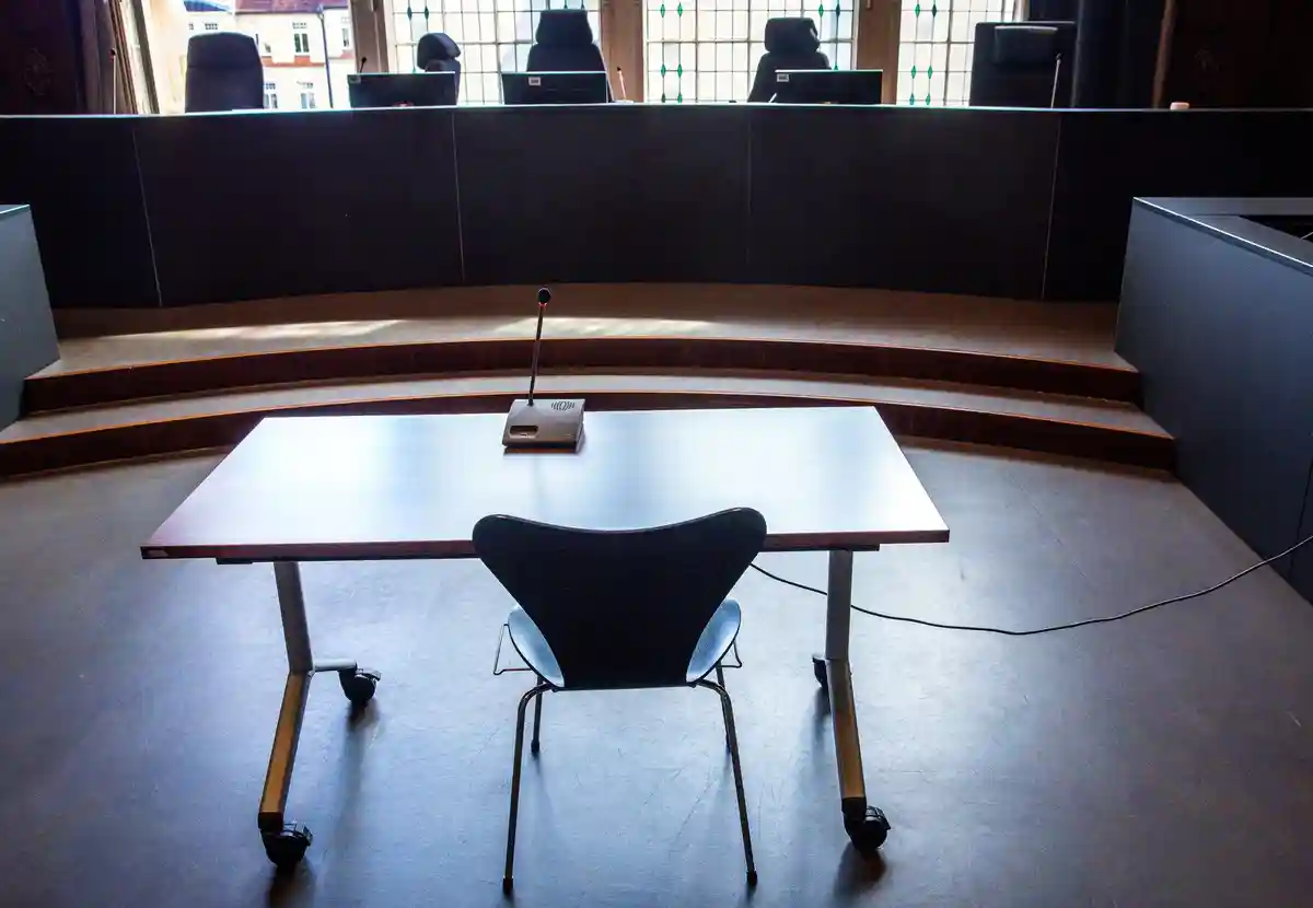 Шверинский областной суд:Стол и стул для свидетельских показаний находятся в зале заседаний окружного суда.