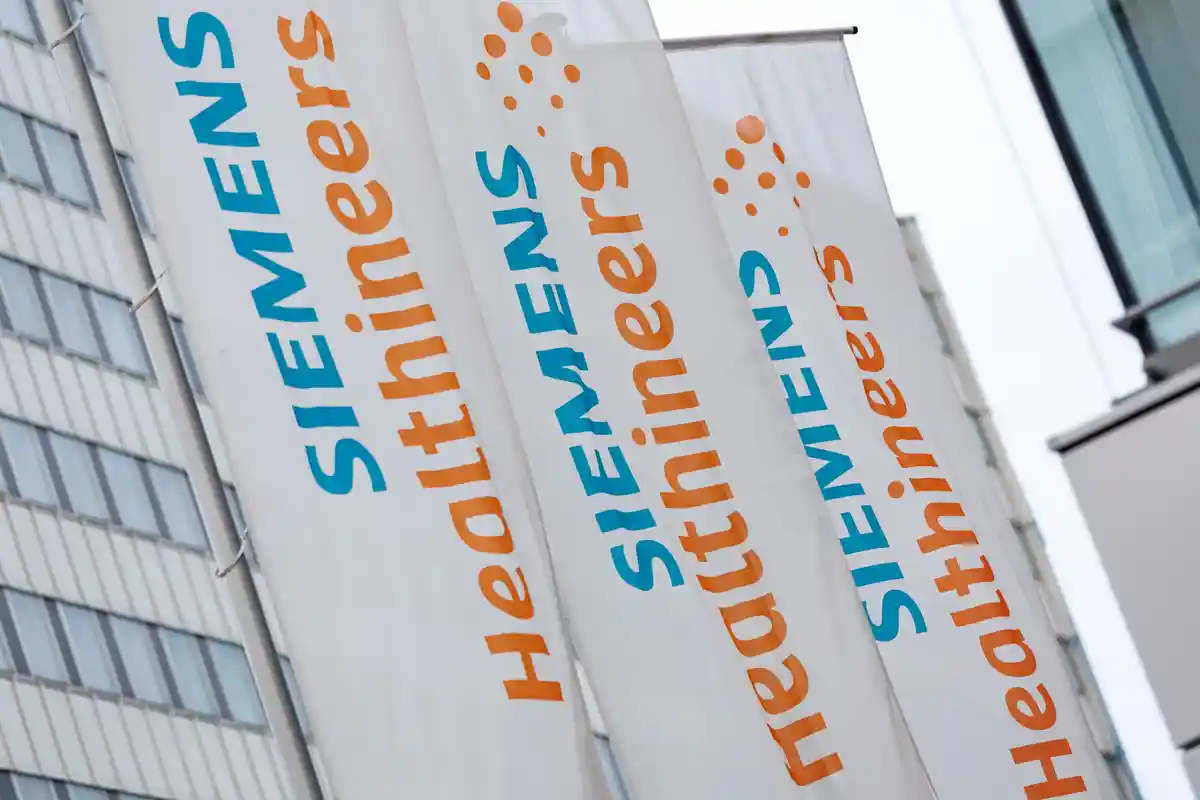 Siemens Healthineers:Логотип и надпись концерна медицинских технологий Siemens Healthineers изображены на флагах перед штаб-квартирой компании.