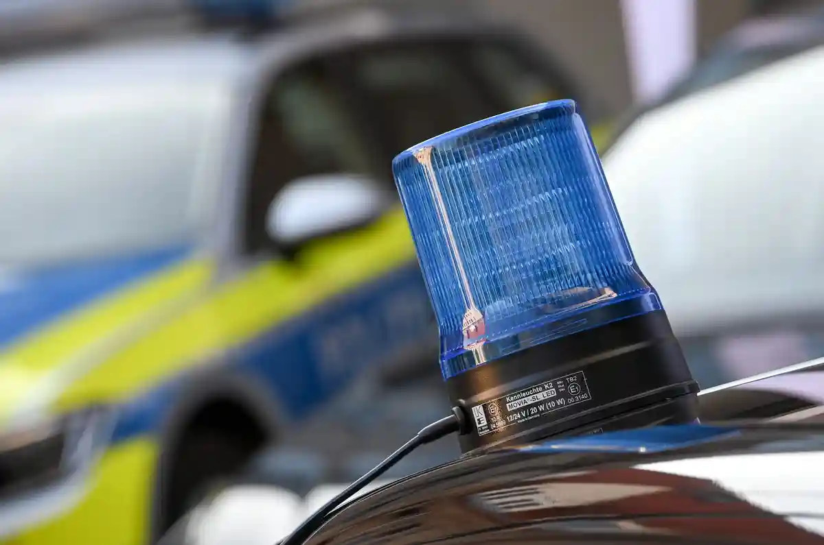 Синий свет:На крыше полицейского автомобиля виден мигающий синий фонарь.