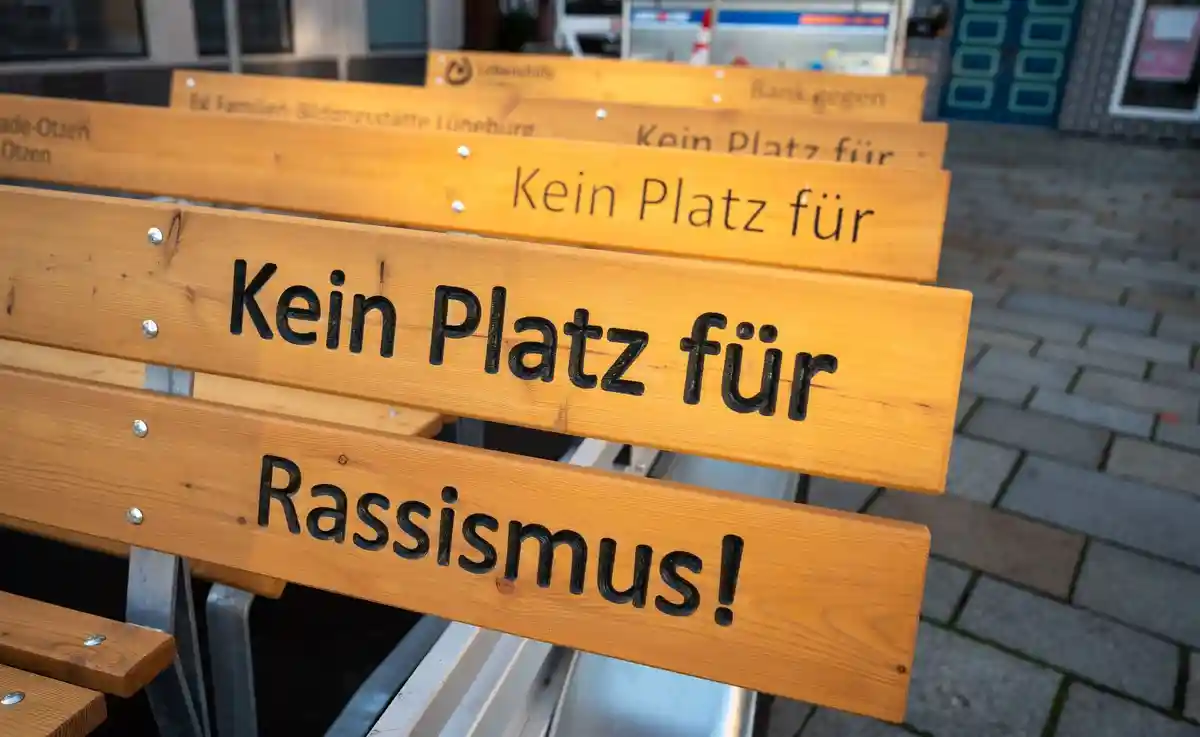 "Скамейки против расизма" в Люнебурге:Скамейки против расизма стоят на трейлере.