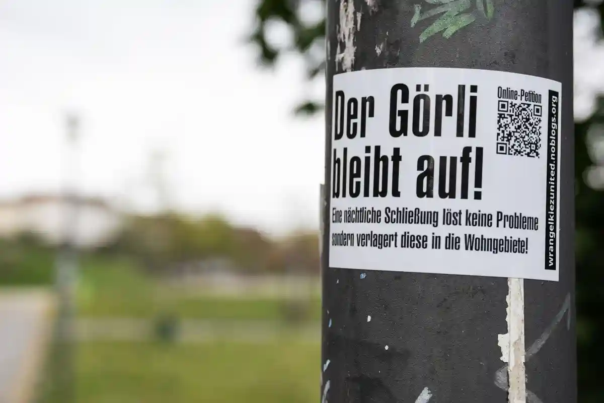 Союз "Гёрли без забора:""Гёрли" остается открытым!" - написано на стикере в парке Гёрлитцера.