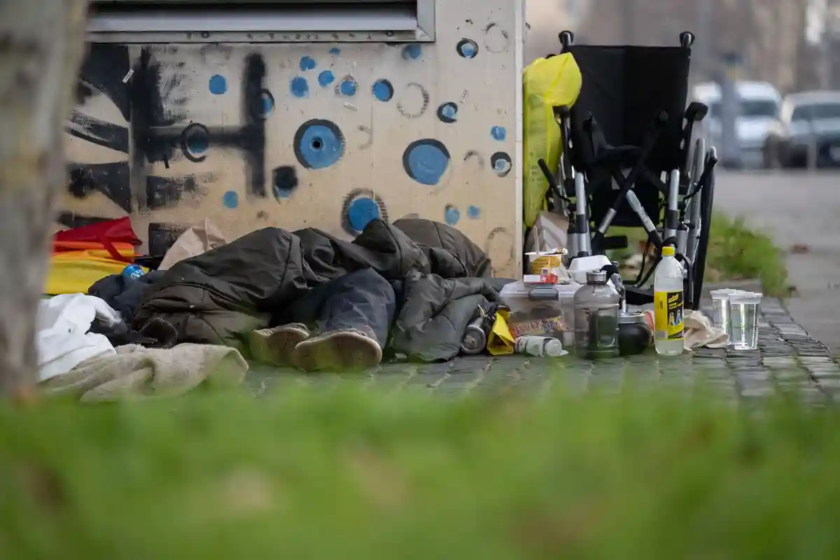 Спальное место в центре города:Человек лежит под спальным мешком в центре города. Согласно новым подсчетам, число бездомных в Германии за последний год значительно возросло.